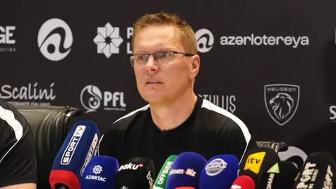 Valdas Dambrauskas mətbuat konfransında, mikrofon qarşısında