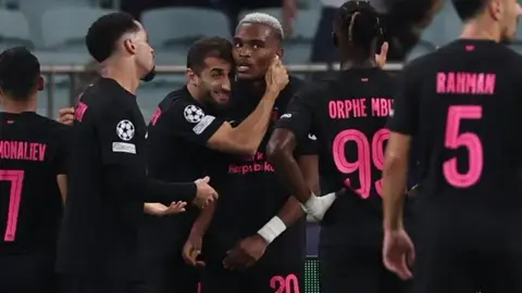 Sabah və Borussia Dortmund logoları və Bakı stadionu