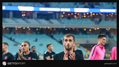 Sabah futbol komandası oyun zamanı sevinclə