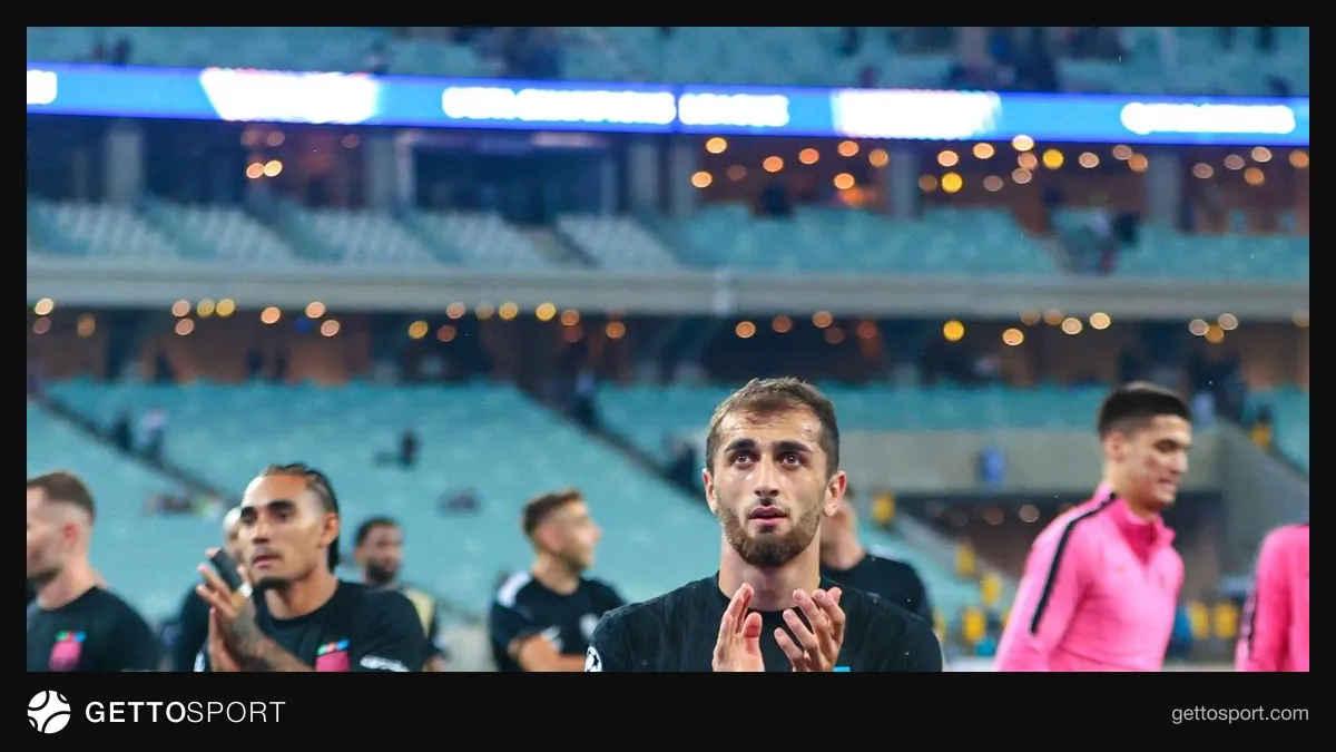 Sabah futbol komandası oyun zamanı sevinclə