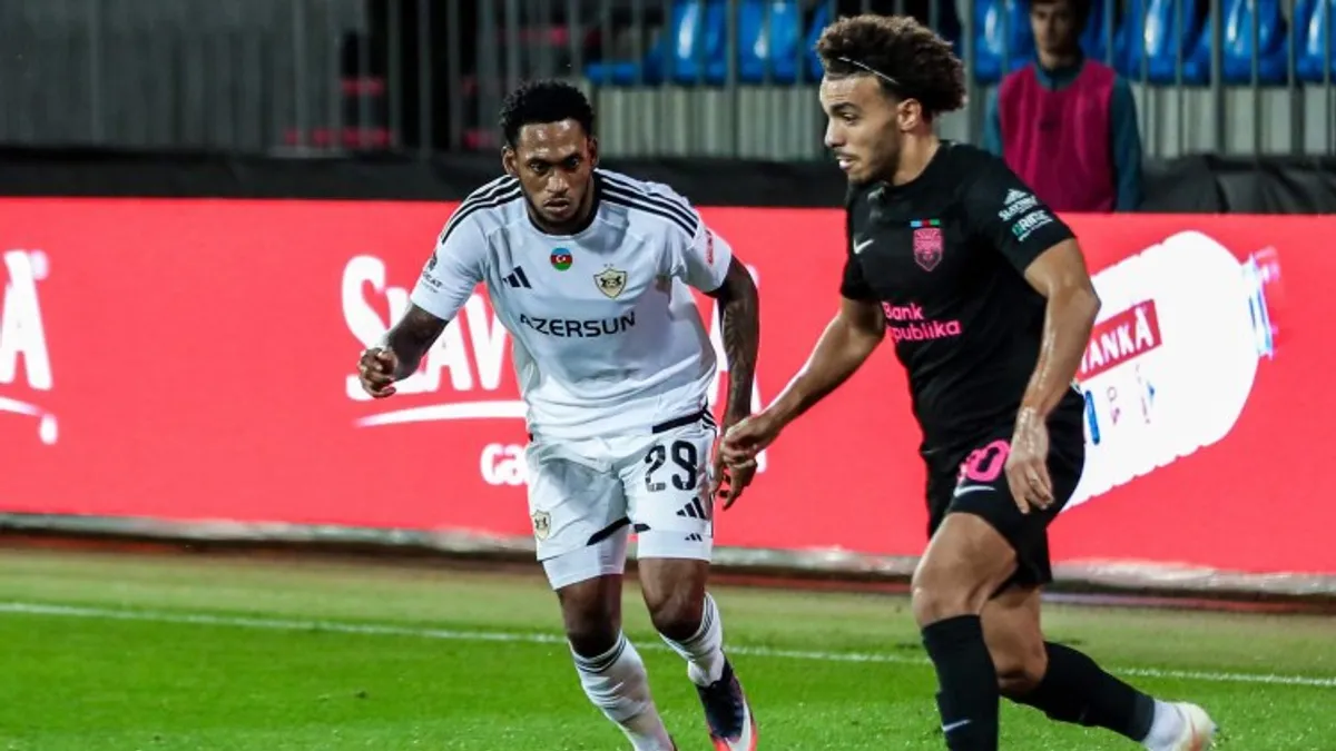 Sabah Arena stadionunda top üçün mübarizə, futbolçular və hakimlər