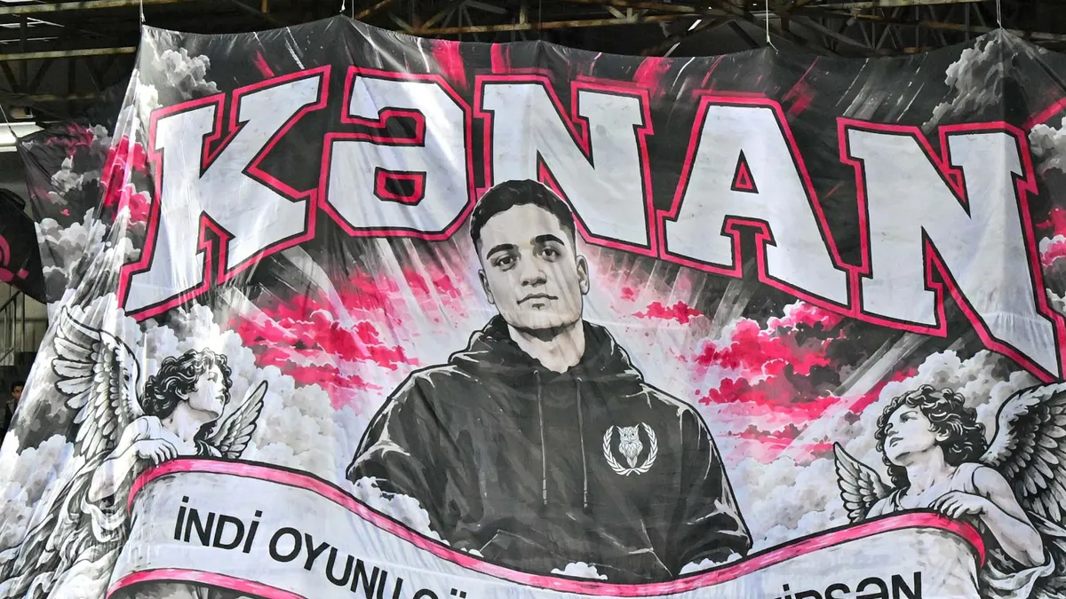 Dalğa Arena tribunalarında yağış altında toplaşan Sabah və Qarabağ azarkeşləri