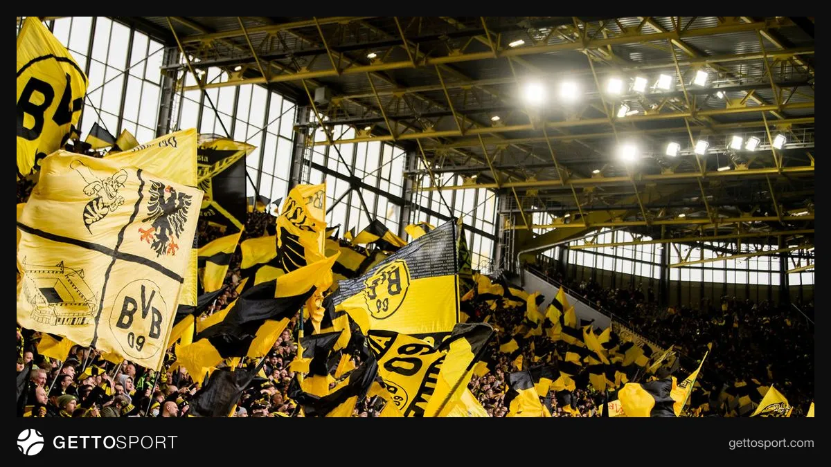 Bakı Olimpiya Stadionunda futbol azarkeşləri və Dortmund fanatları