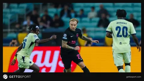 Sabah futbolçuları və Timoteuş Puxaç matç sonrası sevinir