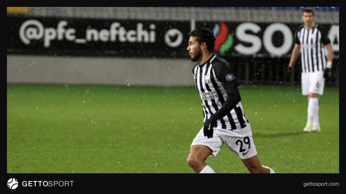 Sabir Buqrin topa nəzarət edir, futbol forması ilə