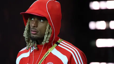 Sacha Boey Bayern formasıyla kenarda beklerken veya oyuna girerken görüntü