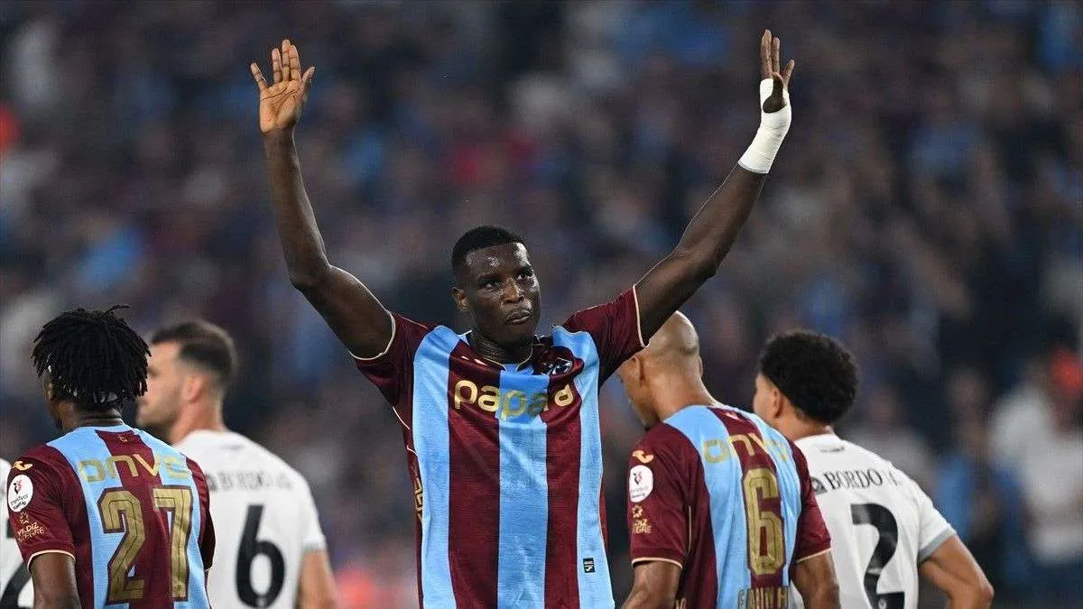 Sadi Tekelioğlu Radyospor stüdyosunda konuşurken