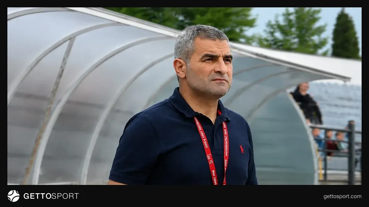 Şahdağ Qusar futbolçuları və baş məşqçi Füzuli Məmmədov qələbəni qeyd edir