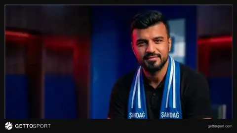 Şahdağ Qusar klub loqosu və futbol hakimləri sənədlər üzərində