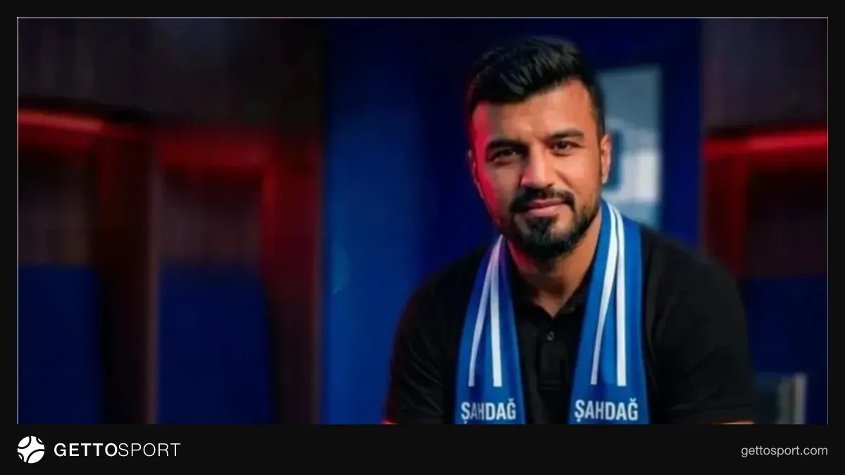 Şahdağ Qusar klub loqosu və futbol hakimləri sənədlər üzərində