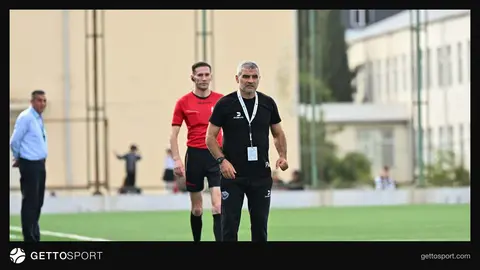 Şahdağ Qusar futbolçuları və azarkeşlər stadiona sevinclə baxır