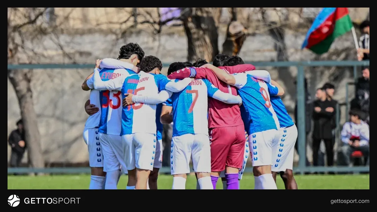 Stadionda futbol komandaları və hakimlər ümumi plan