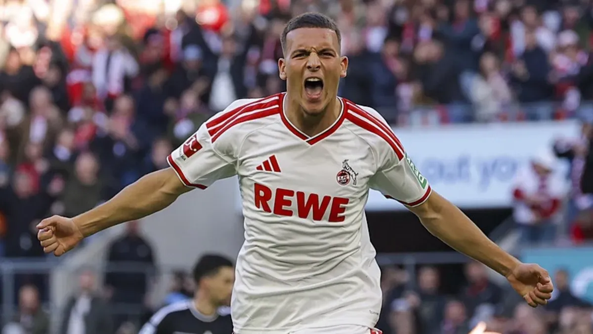 Said El Mala Köln formasıyla top sürerken