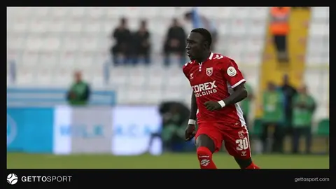 Saikouba Jarju Samsunspor formasıyla antrenmanda top kontrolü