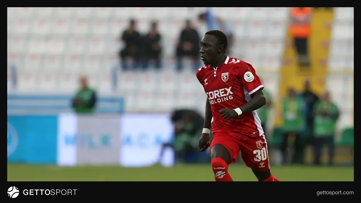 Saikouba Jarju Samsunspor formasıyla antrenmanda top kontrolü