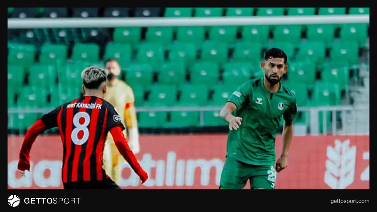 Sakaryaspor oyuncuları gol sevinci yaşarken