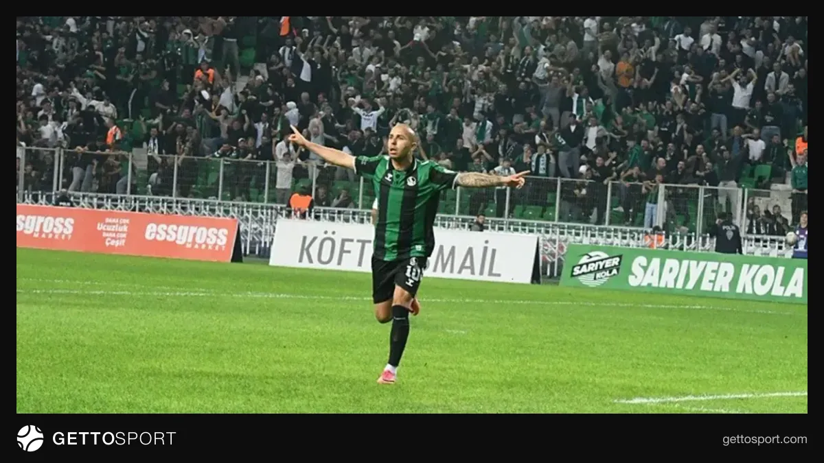 Sakaryaspor oyuncuları gol sevinci sırasında