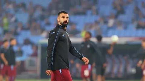 Salahın Sümela mənzərəsi qarşısında dayandığı nöqtədəki 'Salah təpəsi' lövhəsi
