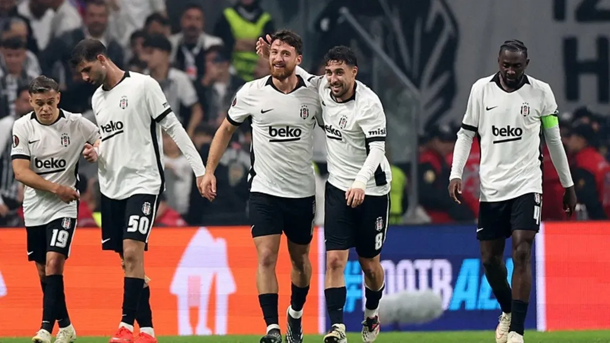 Salih Özcan pas verirken, Ndidi gol sevinci yaşarken