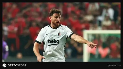 Salih Özcan mikrofonlara konuşurken Beşiktaş formasıyla
