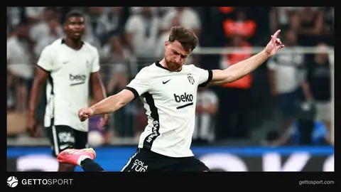 Beşiktaş formasıyla Salih Özcan top sürerken yakın çekim görüntüsü