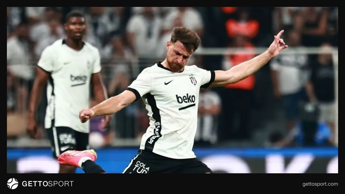 Beşiktaş formasıyla Salih Özcan top sürerken yakın çekim görüntüsü