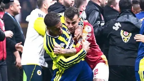 Derbi sonrası sahada çıkan kavga ve polis müdahalesi