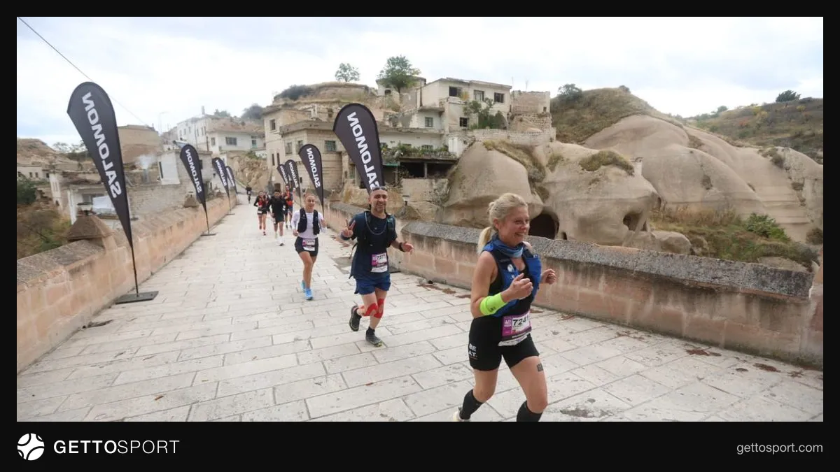 Salomon Kapadokya Ultra Trail ödül töreninde podyuma çıkan sporcular