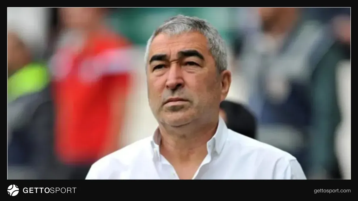 Samet Aybaba mikrofon qarşısında danışır