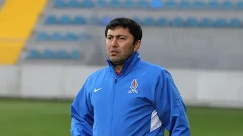 Samir Əliyev jurnalistlər qarşısında danışarkən