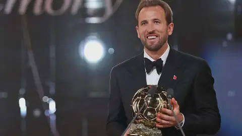 Samir Nasri müsahibə verərkən studiyada mikrofona yaxın əyləşib