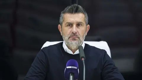 Samsunspor teknik direktörü Nenad Bjelica hakeme itiraz ederken