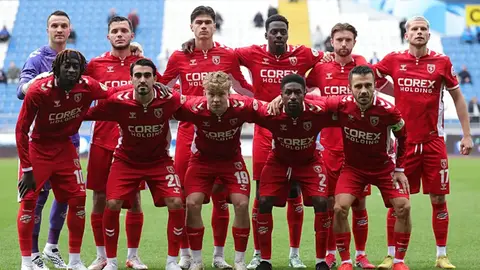 Samsunspor oyuncuları ve teknik direktör Nenad Bjelica saha kenarında