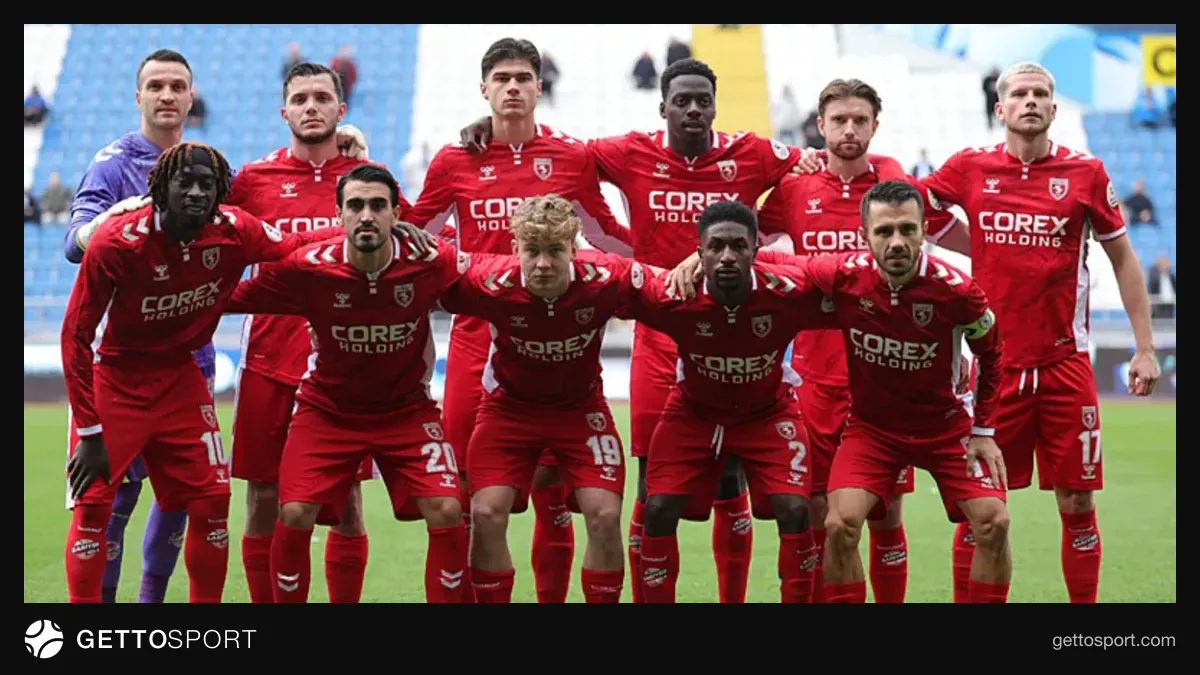 Samsunspor oyuncuları ve teknik direktör Nenad Bjelica saha kenarında