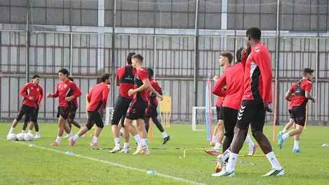 Samsunspor futbolcuları ve teknik heyet maç öncesi