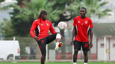 Samsunspor tesislerinde antrenman yapan futbolcular