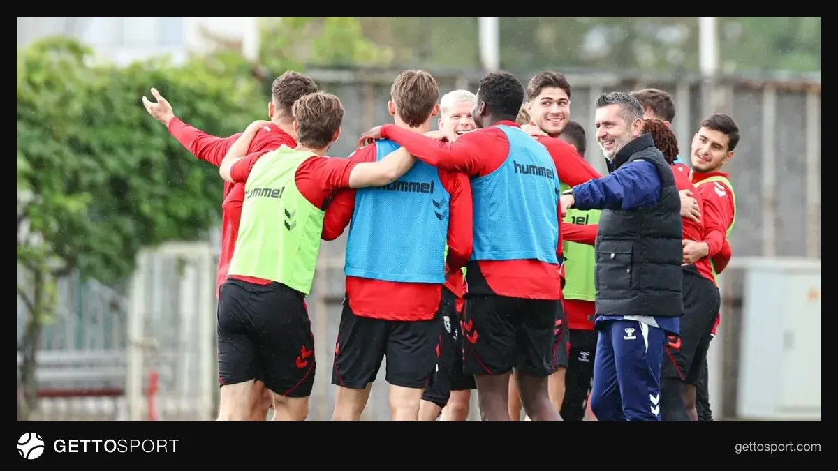 Samsunspor oyuncuları Nuri Asan Tesisleri'nde antrenman yaparken neşeli görüntüler