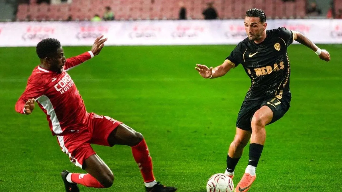 Samsunspor ve Amedspor oyuncuları maç sırasında saha mücadele ederken