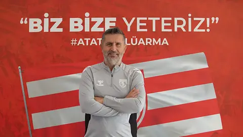 Samsunspor Teknik Direktörü Nenad Bjelica basın toplantısında konuşurken