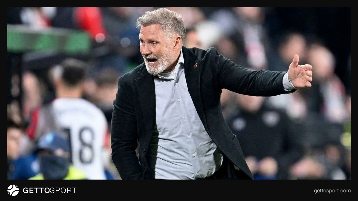 Samsunspor teknik direktörü Thorsten Fink saha kenarında düşünürken