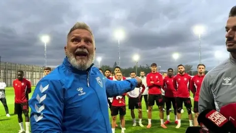 Samsunspor takım kadrosu antrenmanda, Thorsten Fink kenarda talimat veriyor