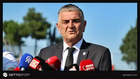 Samsunspor basın sözcüsü Suat Çakır basın toplantısında konuşurken