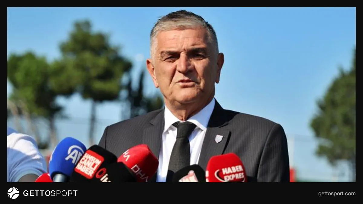 Samsunspor basın sözcüsü Suat Çakır basın toplantısında konuşurken