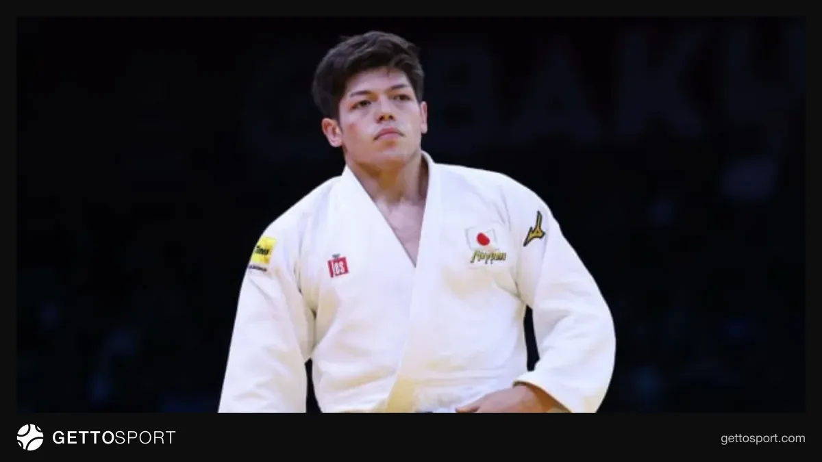 Sansiro Murao medal ilə Milli Gimnastika Arenasında