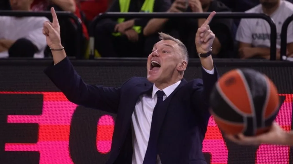 Saras Jasikevicius maç sonrası röportaj verirken