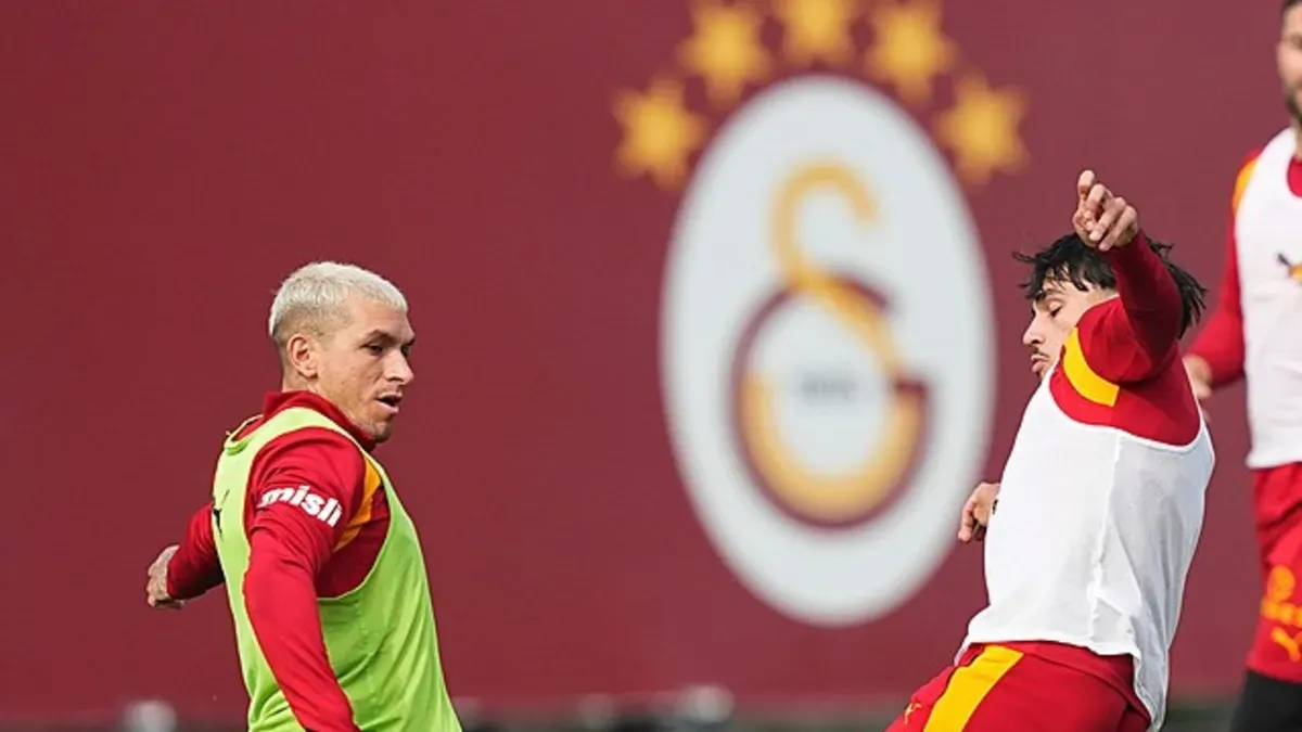 Tribünde kartlar ve saha içinde hakem gösteriyor