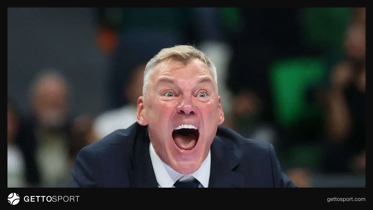 Sarunas Jasikevicius maç sonrası saha kenarında konuşuyor