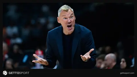 Sarunas Jasikevicius basın toplantısında konuşurken