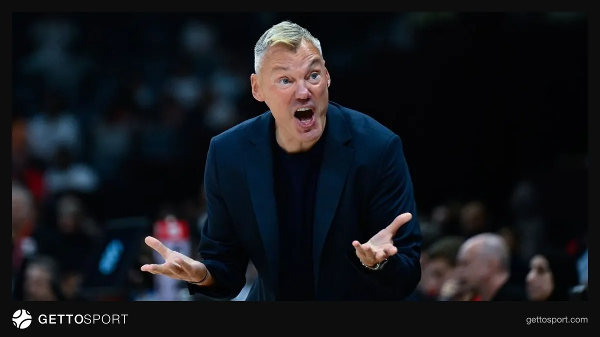Sarunas Jasikevicius basın toplantısında konuşurken