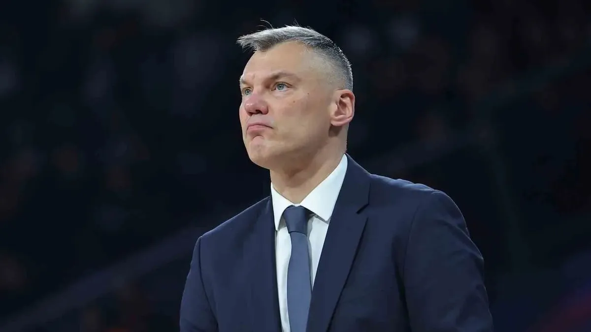 Sarunas Jasikevicius maç sonrası basın açıklaması yaparken